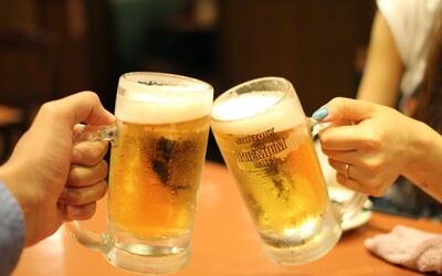 Alkohol v Česku pije 90 procent studentů, tvrdí průzkum. Kolik za něj měsíčně utratí?