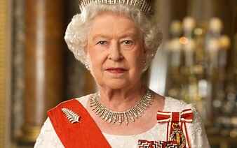 Alžběta II. jako symbol britského imperialismu. Lidé v bývalých koloniích berou úmrtí královny pozitivně, Irové si zatančili