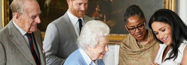 Alžbeta II. kľačí na krku Meghan, ktorá nemôže dýchať. Časopis Charlie Hebdo prišiel opäť s provokačnou titulkou