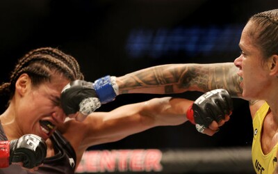 Amanda Nunes má v UFC znovu dva opasky. Juliannu Peñu zdolala dominantně na body po napínavé a krvavé pětikolové válce