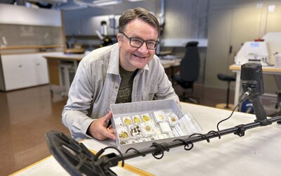 Amatérsky archeológ našiel zlatý poklad storočia. Na vychádzke v Nórsku objavil medailóny aj prstene s nevyčísliteľnou hodnotou