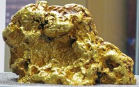 Amatérsky hľadač objavil na prechádzke 4,6-kilovú hrudu zlata. Austrálčan by si za ňu na Slovensku mohol kúpiť rodinný dom