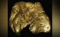 Amatérský zlatokop našel rekordní hroudu zlata za miliony korun. Stačil mu k tomu obyčejný detektor kovů