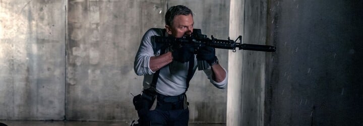 Amazon odstranil zbraně ze všech plakátů Jamese Bonda. Po kritice fanoušků grafiku smazal