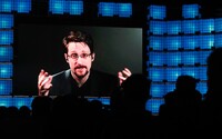 Američan Edward Snowden zložil vernosť Rusku, za čo dostal pas a občianstvo. Putinov režim mu garantuje ochranu pred vydaním