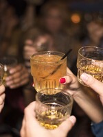 Američania sa počas pandémie opíjajú. Stúpajú predaje tvrdého alkoholu ako tequila či gin