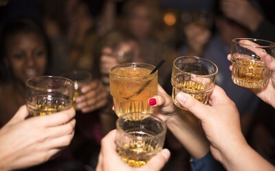 Američania sa počas pandémie opíjajú. Stúpajú predaje tvrdého alkoholu ako tequila či gin