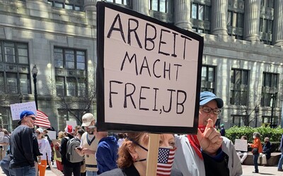 Američanka protestovala proti karanténě s nacistickým nápisem z Osvětimi. Muzeum holocaustu jí poslalo vzkaz