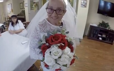 Američanka se v 77 letech dočkala vysněné svatby. Vzala si sama sebe