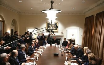 Americká vláda pridala omylom do spoločného chatu novinára. Preberali v ňom utajené informácie