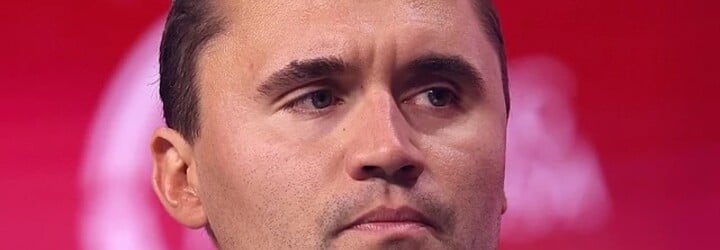 Amerického novináře vyhodili z práce. Kritizoval nenávistné projevy Charlieho Kirka krátce po jeho smrti