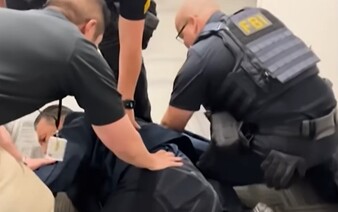 Amerického senátora spoutali přímo na tiskovce. Demokraté mluví o fašismu