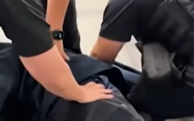 Amerického senátora spoutali přímo na tiskovce. Demokraté mluví o fašismu