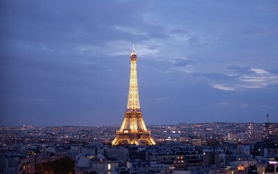 Americkí turisti prespali na Eiffelovej veži. Boli takí opití, že sa na nej zasekli, Francúzi idú podať trestné oznámenie