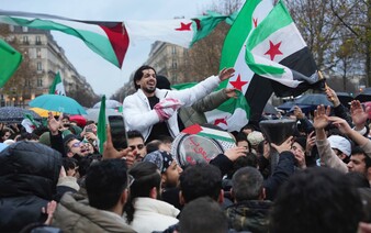 Americkí vojaci aj naďalej zostávajú v Sýrii. Chcú bojovať proti teroristickej skupine ISIS