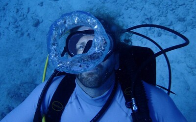 Americký profesor zlomil světový rekord v čase prožitém pod vodou. Vynořit se ale ještě nechce