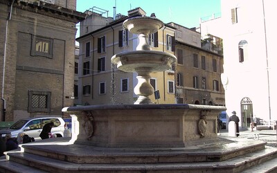 Americký turista dostal 450-eurovú pokutu, pretože jedol zmrzlinu na schodoch historickej fontány v Ríme