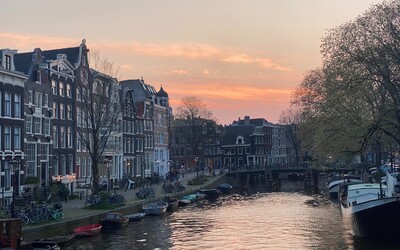 Amsterdam dále bojuje proti turismu. Nově zavře přístavní terminál v centru města