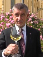 Andrej Babiš zve se sklenkou vína ve slovenštině Slováky do Česka. Potrebujeme vaše eura, je to tu úžasné, láká
