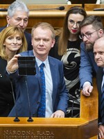 Andrej Danko priznal, že nevie s ochrankou vyviesť opozičných poslancov s tortou od rečnického pultu. Schôdzu znova prerušil