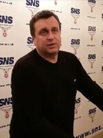 Andrej Danko zaútočil na médiá. Novinárovi povedal, že je chrapúň (video)