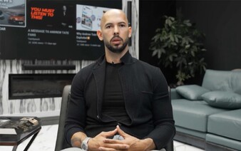 Andrew a Tristan Tate opustili Rumunsko. Míří do Spojených států