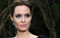 Angelina Jolie: Weinstein mě obtěžoval, Brad Pitt s ním točil i přesto, že o tom věděl