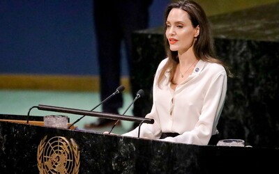 Angelina Jolie odchádza po 21 rokoch z postu veľvyslankyne dobrej vôle pre utečencov