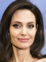 Angelina Jolie se po násilném chování Brada Pitta k adoptivnímu synovi v letadle bála o své děti