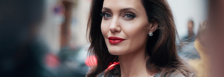 Angelina Jolie sa po násilnom správaní Brada Pitta k adoptívnemu synovi v lietadle bála o svoje deti