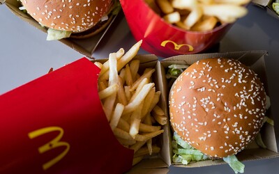 Angličance nechtěli v McDonald's prodat snídaňové menu, protože přišla pozdě. Na zaměstnance zavolala policii