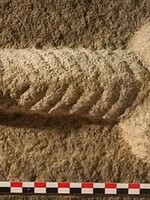 Anglickí archeológovia našli 27-centimetrový penis vytesaný do kameňa