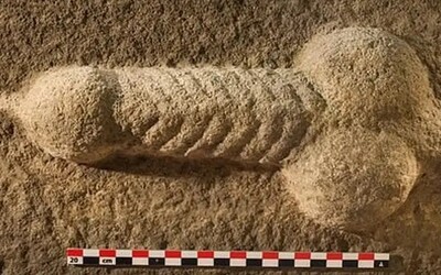 Anglickí archeológovia našli 27-centimetrový penis vytesaný do kameňa