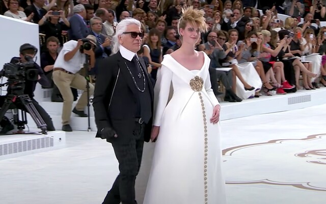Anna Wintour schytala do tváre koláč a zlomila sa pod ňou lavička. Pády modeliek, nahota a facka, aj to patrí k fashion weeku