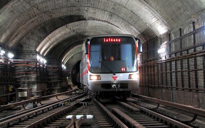 Anonym nahlásil bombu v pražském metru. Policisté prohledávají zastávky