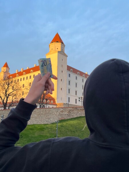Anonymne ukrývajú po celom Slovensku peniaze. Kto stojí za profilom Cash Catch a prečo ich kritizujú? (ROZHOVOR)