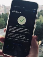 Aplikaci eRouška si stáhlo skoro 900 tisíc uživatelů, pomohly úterní hromadné SMS