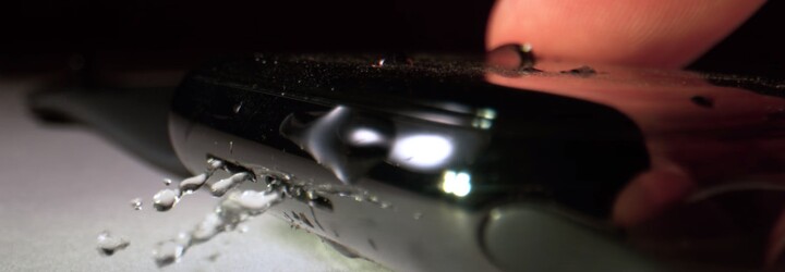 Apple Watch pľujú kvapôčky cez reproduktory, aby sa zbavili vody. Spomalené video ukazuje, čo sa deje po vypnutí Water Locku