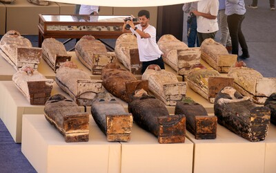 Archeológovia na pohrebisku v Egypte objavili 250 sarkofágov s múmiami