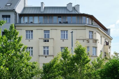 Architekt pridal storočnému bytovému domu nové podkrovné poschodie so štyrmi bytmi. Pozri si unikátnu nadstavbu z Prahy