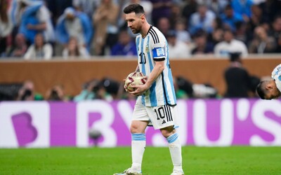 Argentína vedie po prvom polčase nad Francúzskom 2 : 0. Messi otvoril skóre premenenou penaltou