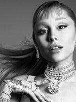 Ariana Grande opäť spája sily so Swarovski. Luxusná kolekcia šperkov je inšpirovaná starým Hollywoodom