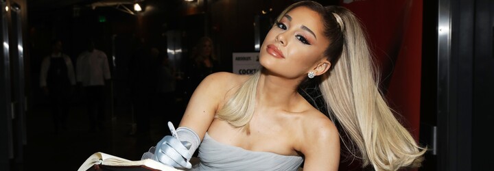 Ariana Grande zadržovala slzy. Emotivně promluvila o rozhodnutí mít ve filmu otcovo příjmení