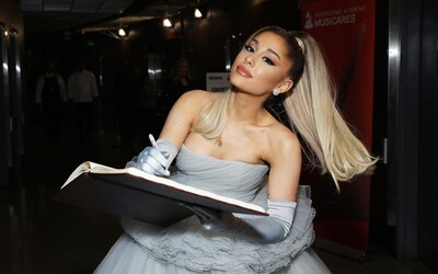 Ariana Grande zadržovala slzy. Emotivně promluvila o rozhodnutí mít ve filmu otcovo příjmení