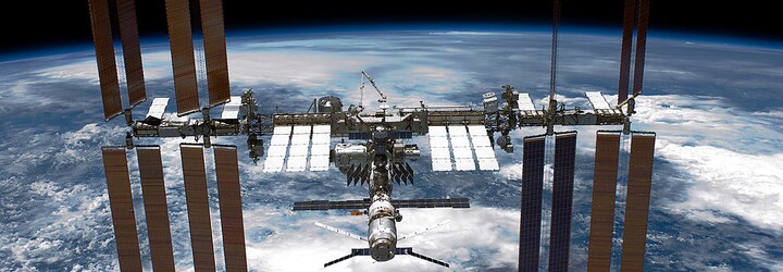 Astronaut NASA se vrátil bezpečně na Zem poté, co Rusko žertovalo, že jej nechá ve vesmíru