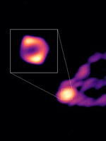 Astronomové zveřejnili první snímek černé díry, na kterém lze pozorovat mohutný výtrysk