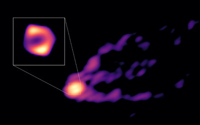 Astronomové zveřejnili první snímek černé díry, na kterém lze pozorovat mohutný výtrysk