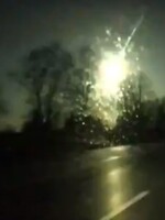 Atmosféru nad Českem a Polskem prorazil meteor. Ohnivý pád zachytila řidičova kamera