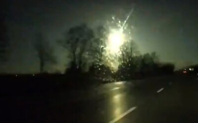 Atmosféru nad Českem a Polskem prorazil meteor. Ohnivý pád zachytila řidičova kamera