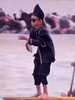 Aura dance z indonézskej loďky valcuje internet, tancujú ho aj známe svetové osobnosti. Ako vznikol?